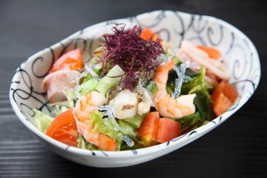 Taze karides ve yosun salatası.