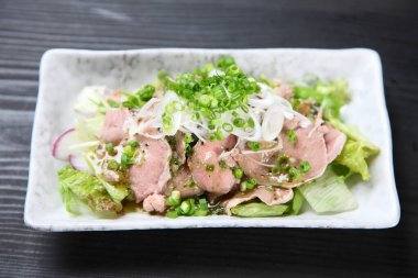 Haşlanmış domuz dili ve sebze.