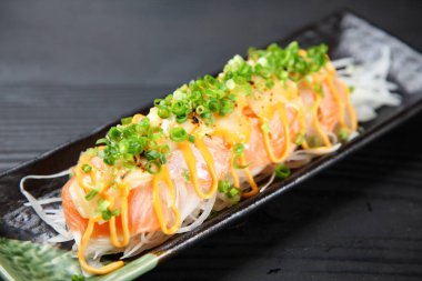 Hafif ızgara somon peynirli Carpaccio.