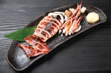 Japon usulü kavrulmuş kalamar.