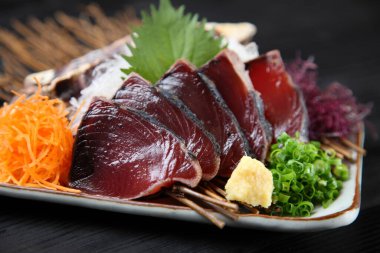 Hafif Tiksinmiş Bonito Dilimlenmiş Sashimi