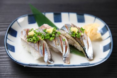 Hafif kavurmalı Pasifik Saury Sushi.
