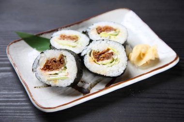 Kızarmış biftek Norimaki suşi rulosu.