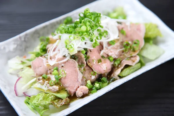 Haşlanmış domuz dili ve sebze.