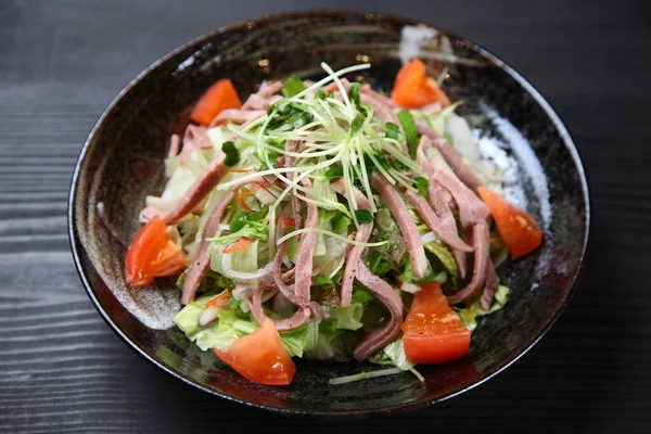 Tigela Salada Carne Assada Fresca — Fotografia de Stock