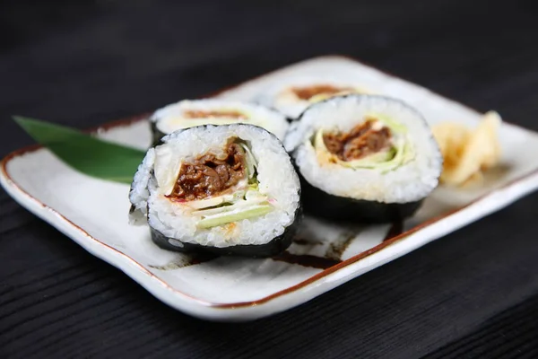 Sült Marhahús Norimaki Sushi Tekercs Stock Kép