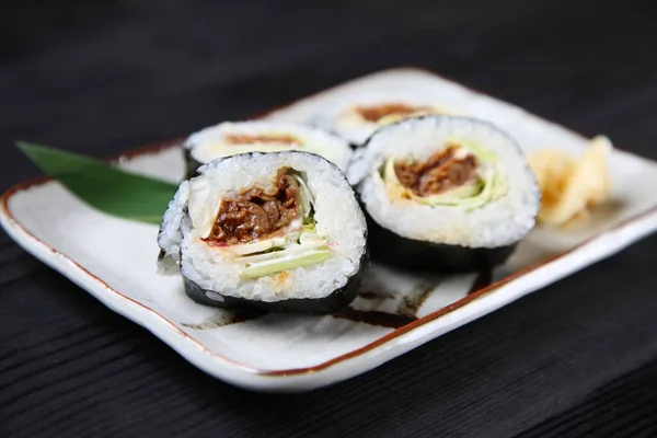 Rostat Nötkött Norimaki Sushi Roll Stockbild