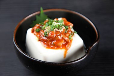 TOFU 'da tuzlanmış mürekkep balığı turşusu.