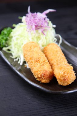 Sebzeli kızarmış domuz sosisi.