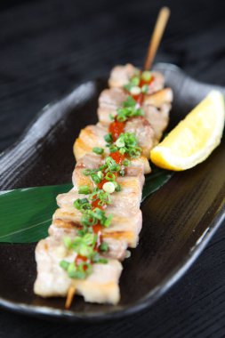 Limonlu ızgara domuz eti şişi.