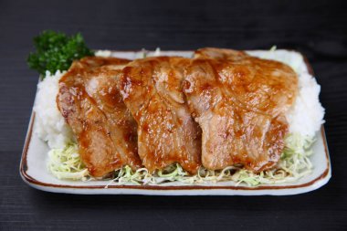 Pirinç ve zencefille kızartılmış domuz eti