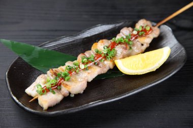 Limonlu ızgara domuz eti şişi.