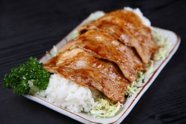 Pirinç ve zencefille kızartılmış domuz eti