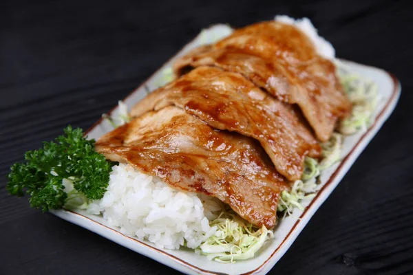 Pirinç ve zencefille kızartılmış domuz eti