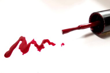 Beyaz üzerine izole fırça ile kırmızı oje. Tırnak aksesuarları. Güzellik ve moda malzemeleri                        