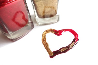Oje kalp beyaz izole. Kırmızı, altın ve siyah renkli. Tırnak aksesuarları. Güzellik ve moda malzemeleri       