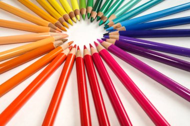 Renkli kalem gökkuşağı, beyaz üzerine izole edilmiş. bir daire içinde renkli kalemler. Okul ve sanat malzemeleri                   