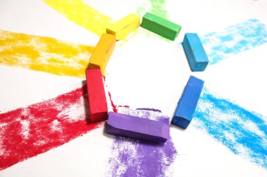 Kuru pastel gökkuşağı. Bir çizgideki renklerin derecelendirilmesi. Resim & Okul Malzemeleri   