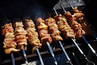 yaz barbekü ızgara et. sarımsak, soğan ve baharat ve otlar ile taze et