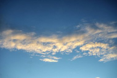 yaz mavi gökyüzünde sarı kabarık bulutlar                            