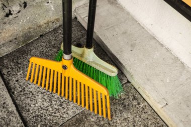 sarı tırmık ve yeşil fırça, bahçe araçları         