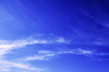 tüy bulutları ile yaz mavi gökyüzü  