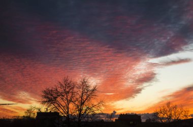 inanılmaz gün batımı, gökyüzünün çarpıcı renkleri. Mor, pembe, turuncu