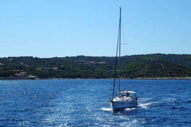 Limanda mavi su yatları ile Adriyatik Denizi manzarası. eski Hırvatistan'ın bir görünümü.