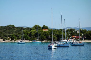 Mavi su ile Adriyatik Denizi manzarası. antik Hırvatistan görünümü- Küçük limanda tekneler ve yatlar