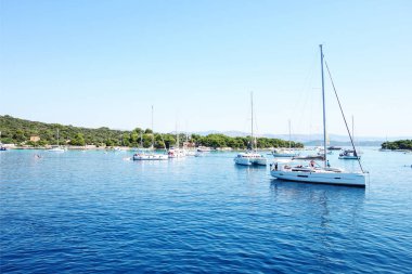 Mavi su ile Adriyatik Denizi manzarası. antik Hırvatistan görünümü- Küçük limanda tekneler ve yatlar