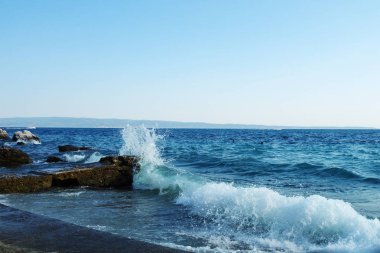 mavi adriyatik deniz suyu kayalar üzerinde patlama, hırvatistan bölünmüş duvar kağıdı, fırtınalı hava