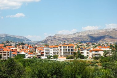 hırvatistan dağlarda kırmızı çatılı küçük evler, panoramik görünümü      