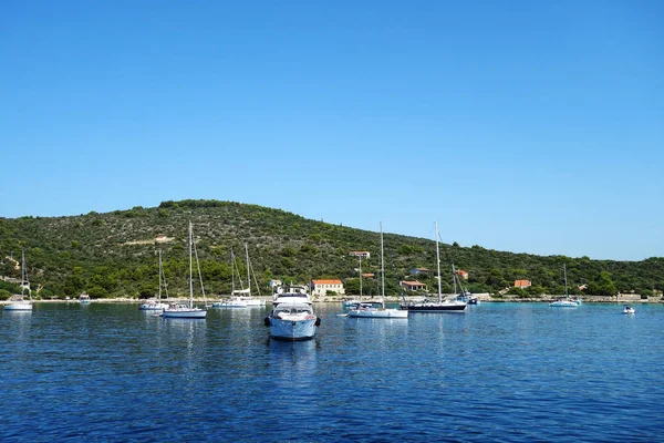 亚得里亚海的景色与蓝色水船和游艇在港口 古代克罗地亚的景色 — 图库照片