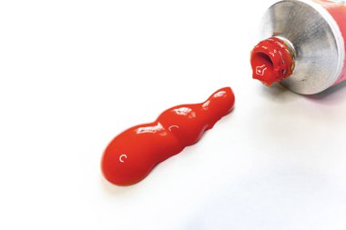 Beyaz yüzeyde kırmızı ekstrüde boya. Sanatçı ve okul sanat malzemeleri beyaz izole. Renkli ve şık illüstrasyon. Yeni bir sanat eserine başlamaya hazırlanıyor.