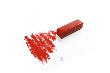 Çizim için kırmızı tebeşir. Beyaz bir yüzey üzerinde kuru pastel parlak renk. Düzgün kontur çizgi çizimi. Sanatçılar ve çocuk sanat malzemeleri beyaz izole. Kağıda çizilen leke