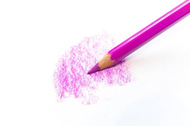Tek pembe kalem beyaz üzerine izole beyaz bir yüzey çizer. Sanatçılar ve okullar için malzemeler.