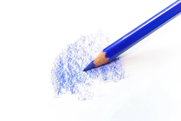 Ein Einzelner Blauer Bleistift Zeichnet Auf Einer Weißen Oberfläche Isoliert — Stockfoto