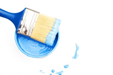 açık, boyalı kova ve beyaz bir zemin üzerinde boya fırçası.