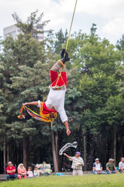 Meksika, D.F. 19 Temmuz 2018, Papantla el ilanları yürütme ritüel uçuş.
