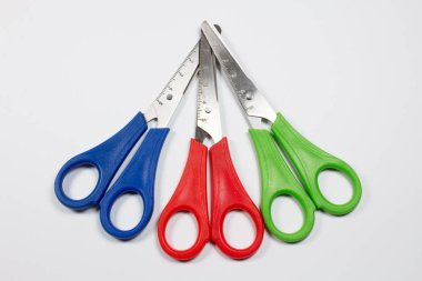 Beyaz arka plan üzerinde renkli makas keskin