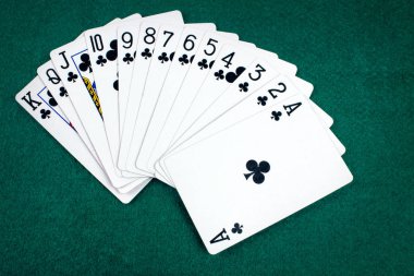 Poker kartları yeşil kumar masasında