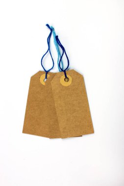 karton etiketler üzerinde beyaz izole dizeleri ile bağlı