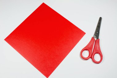 kırmızı dekoratif kağıt ve makas beyaz izole
