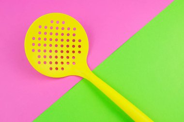 Sarı plastik kaşık, yakın çekim