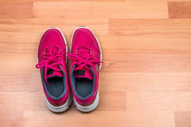 ahşap zemin zemin üzerine kırmızı spor ayakkabılar