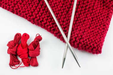 Pişmiş toprak örgü iğneleri, konu ve beyaz arka plan üzerinde izole eşarp