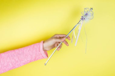 Kadın el holding sihirli değnek.