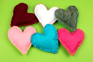 parlak arka plan üzerinde renkli keçe kalplerin Üstten Görünüm