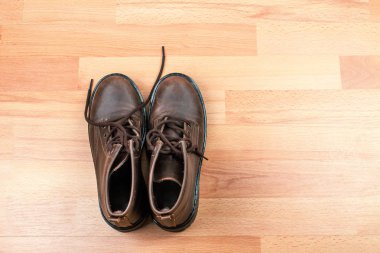 Kahverengi botları çift ahşap zemin zemin üzerine