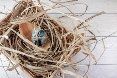 Rustik masada ahşap kutu içinde yuva gazeteye sarılı Paskalya yortusu yumurta